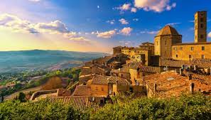 Il fascino di Volterra ammalia i turisti di ogni Paese