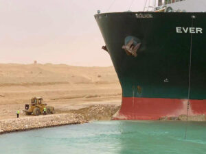 La gigantesca nave Ever Given incagliata a Suez