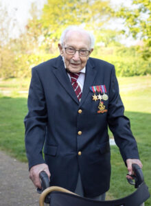 <strong>Un uomo di 99 anni ha raccolto oltre 30 milioni di sterline per NHS</strong>